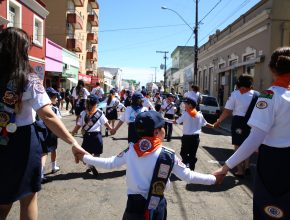 As crianças participaram de uma passeata que percorreu as ruas do centro de Alegrete. 