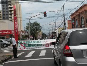 300 impressos contra violência são distribuídos em São Carlos