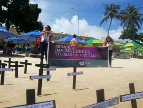 Cruzes foram enterradas na areia em memória às ( 89) vítimas do estado 