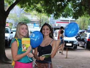 Coral Jovem de Porto Alegre distribui balões, livros e dicas de saúde para população