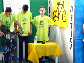 Os alunos do 8º ano apresentaram um experimento no qual é possível acender uma lâmpada pedalando uma bicicleta