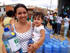 Adra ES distribui água e emociona moradores em Colatina