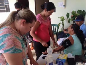 População de Amambai recebe atendimento médico gratuito durante ação social promovida pela Igreja no município.