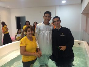 Sobrinho ensina a Bíblia para tia e os dois são batizados no mesmo dia