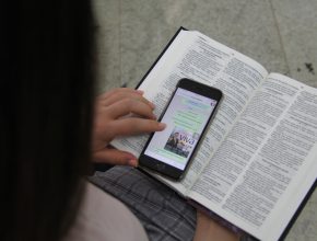Jovem oferece estudo bíblico em anúncio de classificados