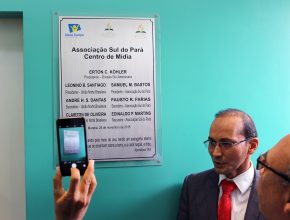 A placa de inauguração registra um dia especial para a Associação Sul do Pará.