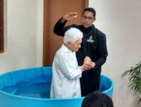 Aos 94 anos, mulher é batizada na Semana de Evangelismo Esperança Viva no RS