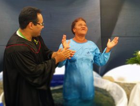 Conceição Alvarenga comemora seu batismo ao lado do pastor Jonas Aguiar.