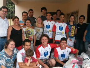 Amizade construída por meio do futebol une jovens de Cascavel-PR em ações missionárias