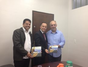 Vereador Jair Monte (à esquerda) e prefeito Mauro Nazif (à direita) receberam material informativo da Igreja Adventista