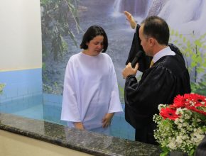 Professora de catequese estuda a Bíblia pela NT e é batizada