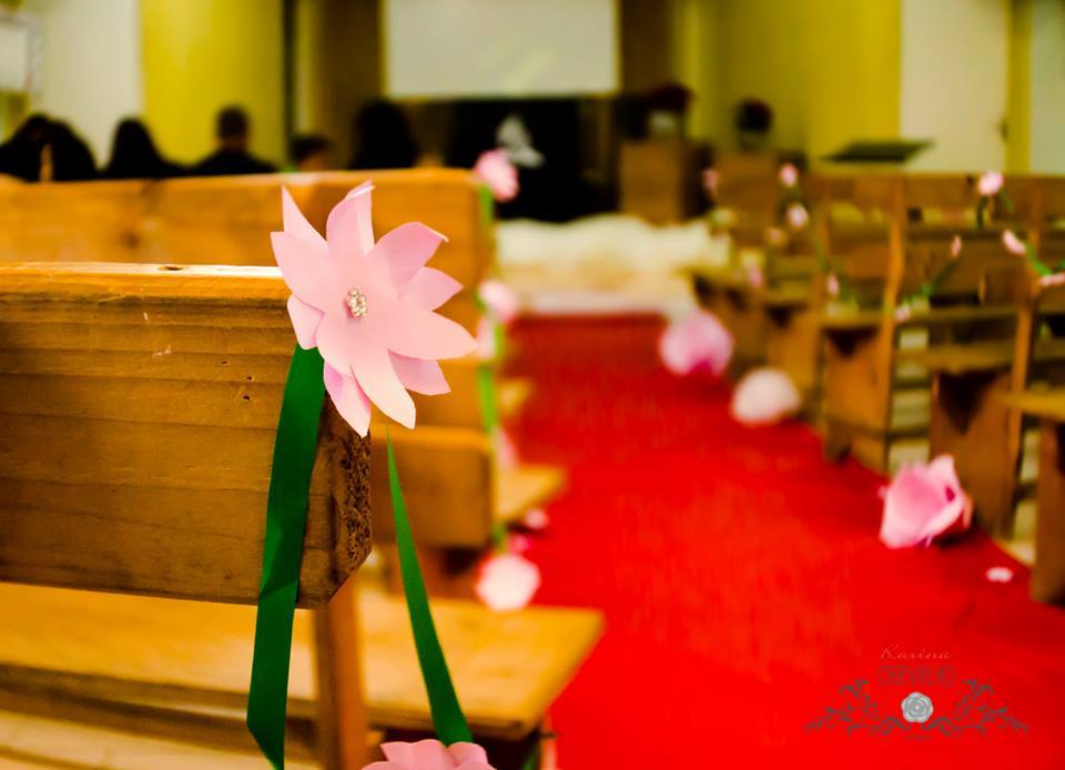 Flores de TNT e papel colorido decoraram a igreja.