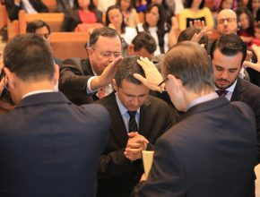 Cerimônia de ordenação autoriza teólogos a exercerem ministério pastoral