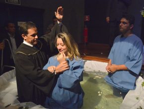 Momento especial do batismo do casal com o pastor Alan Kennie