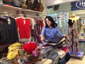 Há três anos a empresária Tina Barreto doa mercadorias de suas lojas para serem vendidas no bazar solidário