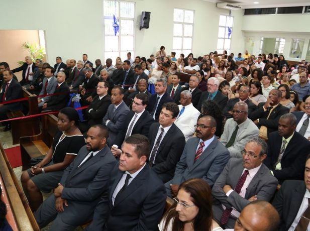 Turma de formandos com 56 líderes e anciãos na IASD de Campo Grande.