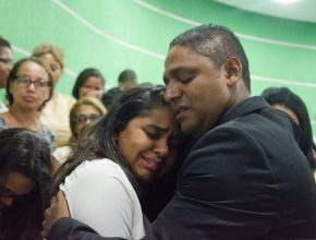 A filha de Marta, Laissa com o tio Marcelo - muita emoção para conter as lágrimas.