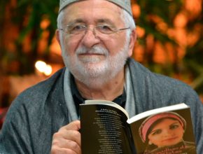 O autor, pastor Assad Bechara, apresenta o livro ao público que estava presente no lançamento.