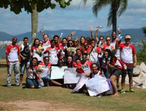 Voluntários da Missão Calebe distribuem garrafas de água com mensagens cristãs em Florianópolis