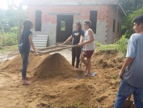 Jovens que atuam na Missão Calebe ajudam na construção de novos templos adventistas