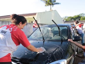Lavagem gratuita de carros na Missão Calebe atrai pessoas para estudo da Bíblia