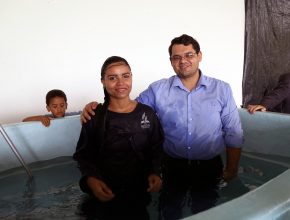 O momento do batismo da Raine Ramos, ao lado do pastor Jéser Biggi. 
