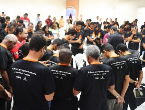 Voluntários recebem capacitação para realizar Evangelismo Público