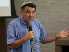 Líder mundial de congregações judaico-adventistas visita Florianópolis