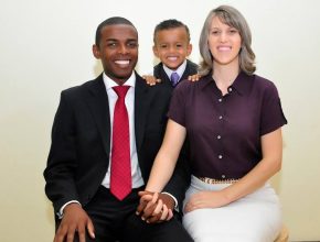 Pastor Marcos Santiago com a esposa Simone e o filho Daniel 