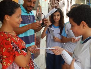 Durante a mobilização os alunos entregam folhetos explicativos nas casas, restaurantes e outros estabelecimentos comerciais do bairro