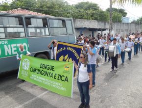 Com faixas e cartazes, os voluntários da ADRA e alunos da Escola Adventista percorreram diversas ruas orientando a população