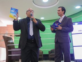 Pastor Júlio Alencar ao lado do pr. Arilton: material da Escola Bíblia da NT.
