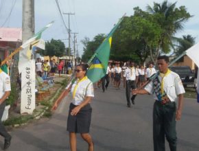 Com bandeiras e marcha firme desbravadores percorrem duas da comunidade alertando contra o mosquito transmissor de doenças
