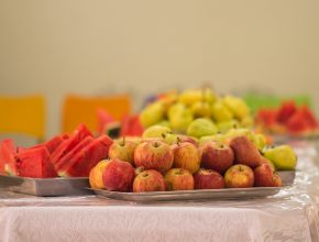 Mesas de frutas foram montadas em diversas igrejas adventistas do MS, para os membros que optam pelo jejum frugal durante as dez horas do programa.