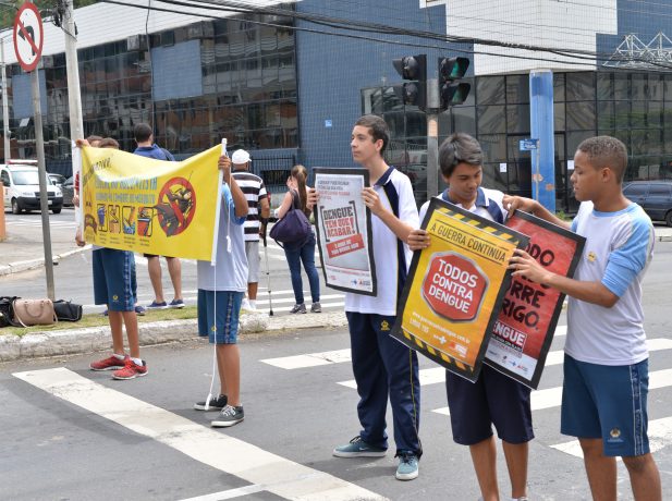 Faixas e cartazes confeccionados pelos alunos são exibidos no semáforo