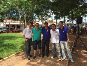 Prefeitos com o pastor local Davi Tulio e outros líderes da feira. Foto: colaborador local