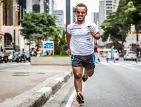 Maratonista de 1,46m supera limites e preconceitos