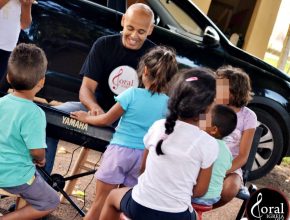 Coristas adventistas levam bondade a abrigo de crianças em Taquara-RS