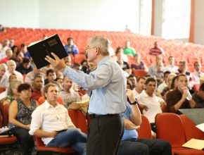 Mais 500 alunos assistem a primeira aula no Unasp Engenheiro Coelho.