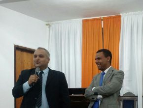 Dr. Rodrigo Silva ao lado do pastor de Paraty, João Trentino.