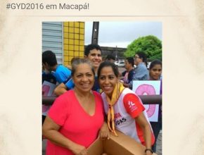 Jovens distribuíram maçãs e convites para a Semana Santa 2016