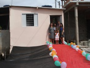 Voluntários adventistas constroem casa para família carente