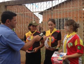 Adolescentes explicam como abordam os moradores nas casas, em bairro de Porto Velho-RO