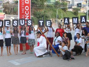 Jovens no sinaleiro aproveitam sinal vermelho para evangelizar (foto/ Rodrigo Silveira) 