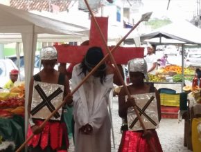 Jovens ensinam a verdadeira Páscoa através de encenação nas ruas de Buerarema
