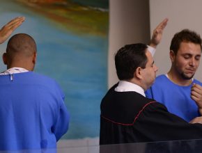 Ex-usuários de drogas se batizam em Juiz de Fora
