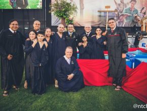 Danilo Família Saldivia com sua família e líderes adventistas no tanque batismal