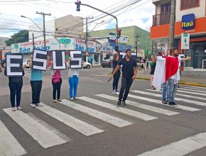 Jovens comovem pessoas ao encenarem sacrifício de Jesus em sinaleiras de Guaíba-RS