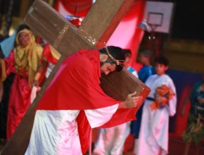 Escola Adventista de Natal celebra páscoa com cantata e encenações da paixão de Cristo