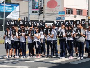 No dia da mentira, estudantes em Florianópolis apresentam o Pai da Verdade